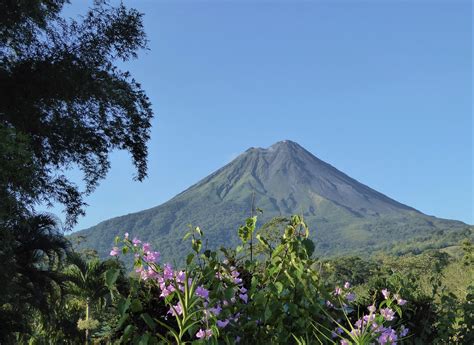 A Guide To Costa Ricas Active Volcanoes Theyre Dynamite