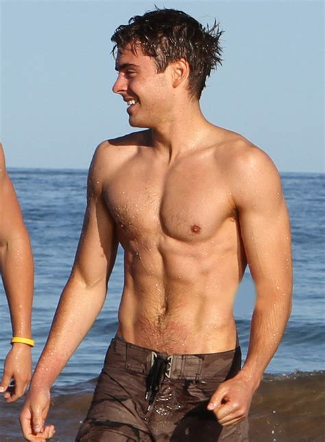 Zac Efron Showed Off His Six Pack Abs In Shirtless Photo Yusrablog Com
