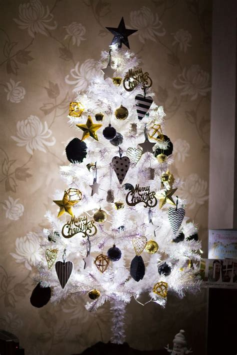 How to rock winter whites like a fashion blogger (le fashion). 20 Chic Holiday Decorating Ideas with a Black, Gold, and ...