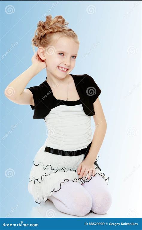 La Fille Se Tient Sur Ses Genoux Et Redresse Ses Cheveux De Bras Image Stock Image Du Personne