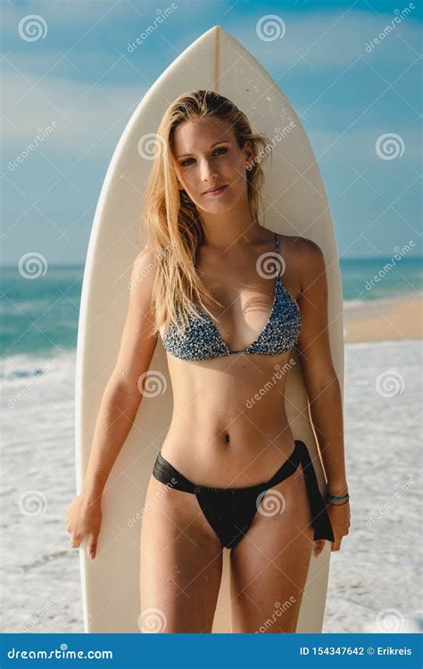 Reizvolles Surfer M Dchen Stockfoto Bild Von Bikini 154347642