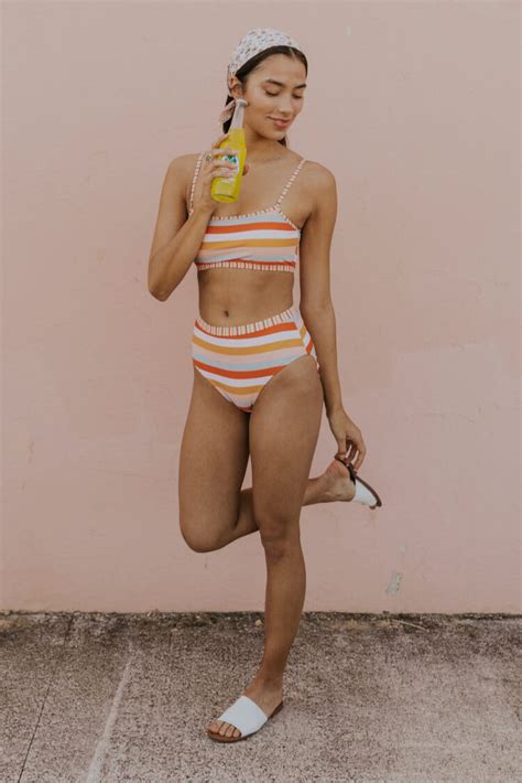 Hot Samantha Logan Bikini Pics