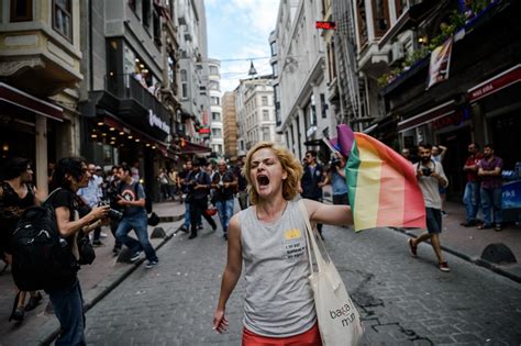 Turquie La Gay Pride D Istanbul Violemment Dispers E Par La Police