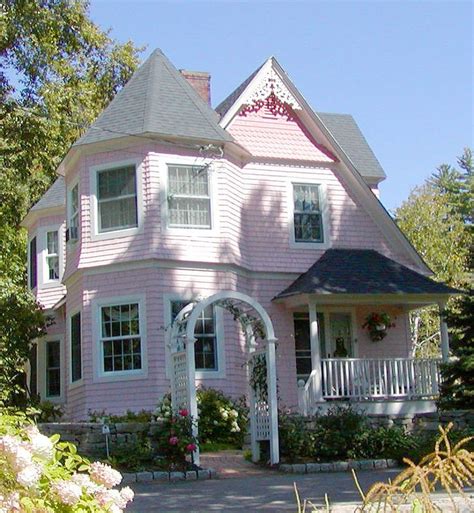 A Photo Gallery Of Queen Anne Architecture Victorian Homes Victorian
