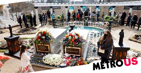 Lisa Marie Presleys Grave Adorned With Flowers As She Lays To Rest Metro News