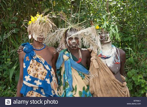 Drei Surma Frauen Mit Körper Gemälde Kibish Omo River Valley Äthiopien Stockfotografie Alamy