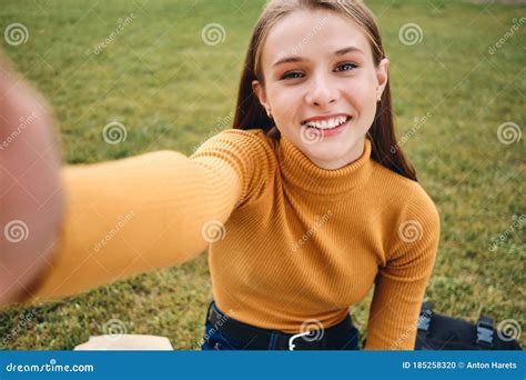 Retrato De Uma Linda Garota Casual Alegre E Alegre Tirando Selfie Alegremente No Parque Urbano