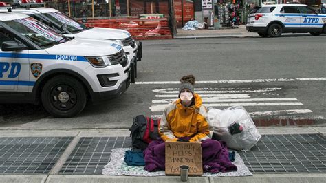 Научен експеримент дава по 1250 долара месечно на млади бездомници в Ню Йорк Барикада