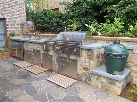 A Custom Made Outdoor Kitchen An Ashlar Fieldstone Veneer Granite