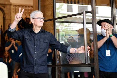 Apple Ceo Tim Cook Compensation Fy 2021 Street Register