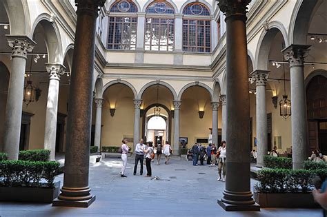 Palazzo strozzi è situato nel centro storico di firenze ed è uno degli esempi più alti dell'architettura rinascimentale. Le Palazzo Strozzi de Florence