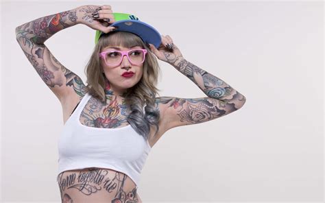 Татуированная девушка в кепке и розовых очках обои для рабочего стола картинки фото