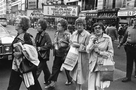 19 Amazing Vintage Photographs Captured Street Scenes Of Times Square