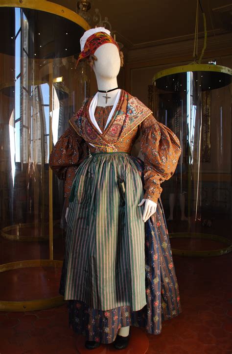 Fragonard : PARFUMEUR - GRASSE * PARIS * EZE | Traditional outfits ...