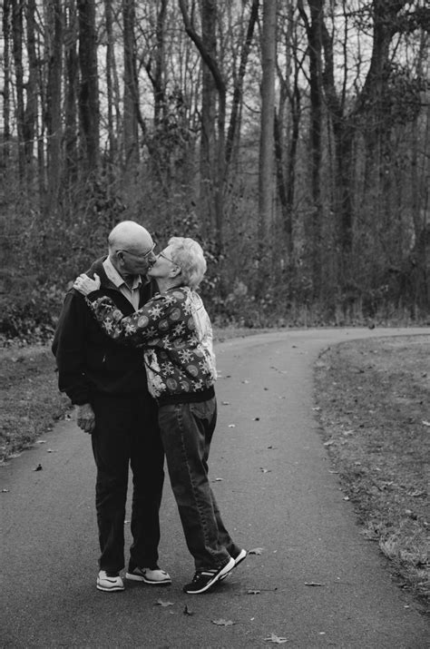 Pin By Roma On Love Story Old Couple In Love Old Couples Couples In Love