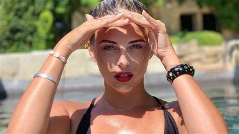 Kelly Vedovelli Saffiche Sexy Dans Sa Salle De Bain Sur Instagram Hot