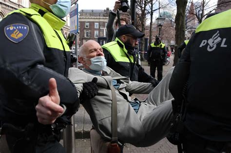 Klimaatdemonstranten Door Politie Weggesleept Bij Actie In Den Haag Nrc