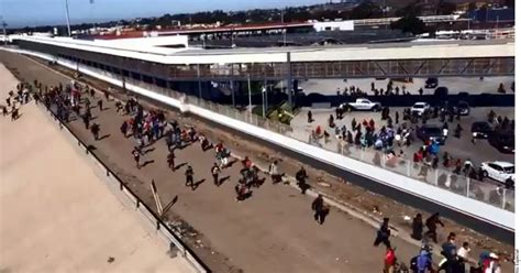 Migrantes Intentan Cruzar La Frontera Entre Tijuana Y California Por La