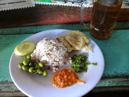 Nasi tutug oncom or sometimes simply called tutug oncom, is an indonesian style rice dish, made of rice mixed with oncom fermented beans, originally from tasikmalaya, west java. Nasi Tutug Oncom Nikmatnya Kuliner Khas Tasikmalaya ...