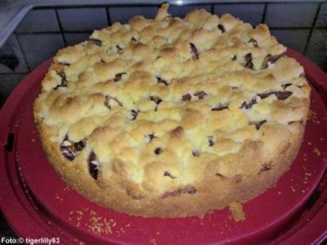 The main ingredients for the crumbs are sugar, butter, and flour, which are mixed at a 1:1:2 ratio. Zwetschgen-Streusel-Kuchen - Rezept mit Bild - kochbar.de