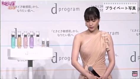 国民的女優 広瀬すず 乳首がたっていることに気付きしれっと隠す youtube