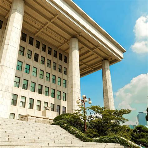 Insider trading is the action of buying or selling (trading) a security based on material information that is not available to the public. Korean Regulator Investigating Staff Insider Trading of ...