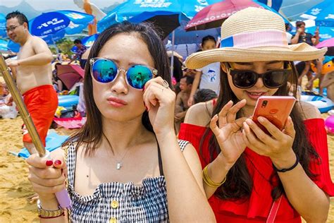 Photographer Oleg Tolstoy Captures The Tech Obsessed Crowds On Silicon Beach Its Nice That