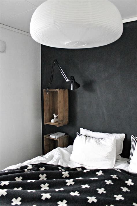 Nibutfordring: Soverom | Black walls bedroom, Brick wall bedroom, Black