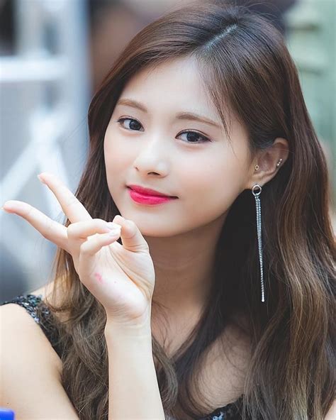 Potret Transformasi Tzuyu Twice