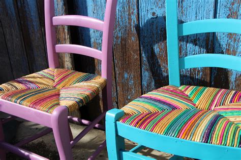 Chaises paillées devant la remise  Sillas restauradas, Sillas, Silla