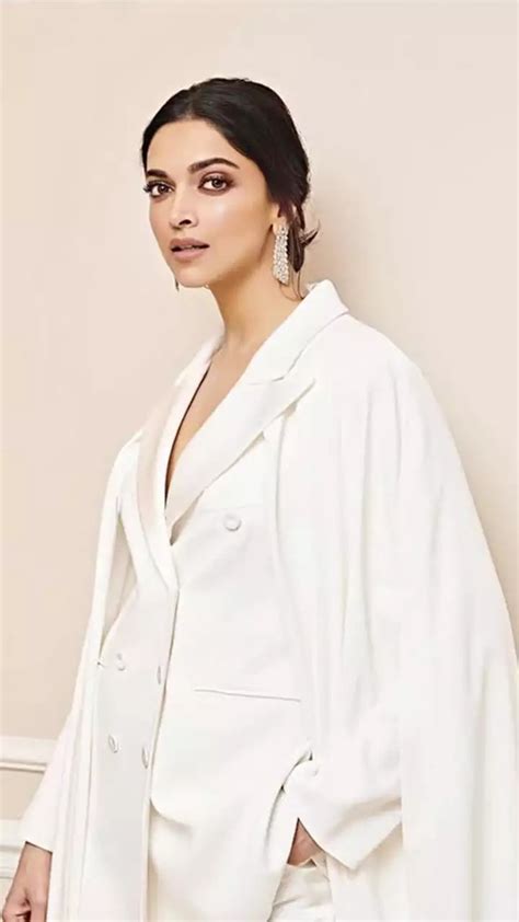 Ivory Jackets Look Sonakshi Sinha Sonam Kapoor और Deepika Padukone के आइवरी जैकेट में शानदार