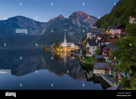Malerische Postkartenblick Auf Ber Hmte Hallst Tter See Dorf Mit Hallst Tter See In Den Alpen In
