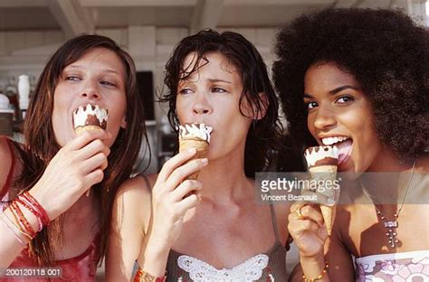 Girls Licking Ice Cream Photos Et Images De Collection Getty Images