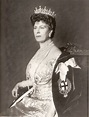 La reina Mary de Teck, con una tiara que luego regalaría a su nieta ...