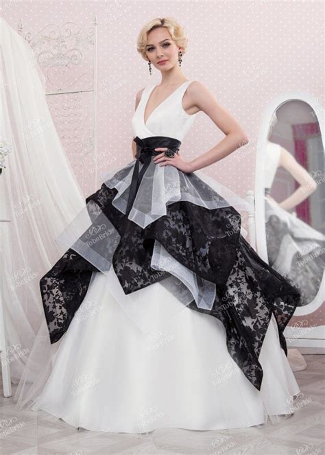 Свадебное белое платье с черным кружевом (65 фото)