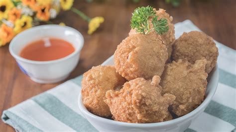 Bakso goreng yang berpadu dengan gurihnya daging ayam & udah sudah siap untuk disajikan dan di santap bersama keluarga di sore hari atau untuk bekal makan siang si kecil di sekolahnya. Resep Bakso Goreng Ayam yang Enak dan Lezat Ala Resto