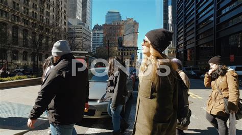 group-of-people-crossing-the-street-in-new-york-city-stock-footage,-crossing-street-group-people