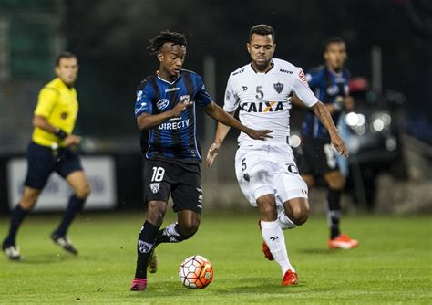 Manuel is a member of an unnamed colombians cartel, affiliated with los carnales, a hispanic street gang operating in the city of stilwater. Orejuela se anuncia no Flu e já faz planos: ''Ser ...