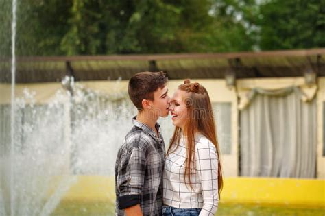 Adolescentes Enamorados Abrazados Fuertemente Imagen De Archivo Imagen De Romance Lazo 76353737