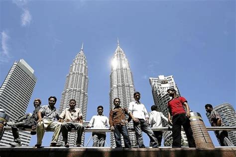 Pekerja asing di tapak pembinaan yang memakai gelang merah jambu, bertujuan mengelak mereka keluar dari kawasan. Bagaimanakah Pekerja Asing Tanpa Izin Bangladesh ...