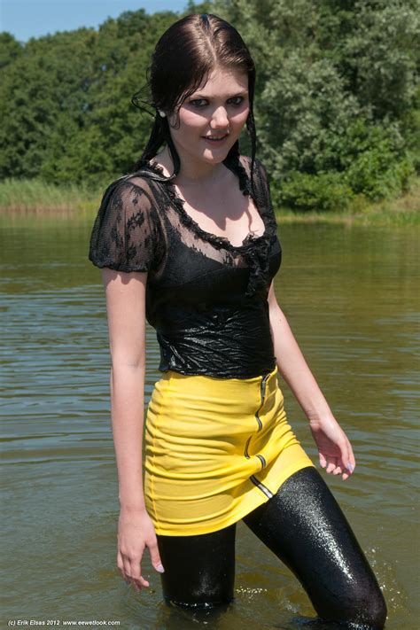 Ee Wetlook Video And Bilderserie Eines Mädchens In Einem See In Eine Weste Shirt Dunkler Rock