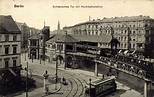 Schlesisches Tor, fotografiert vor 100 Jahren. Die Straßenbahn rollt ...