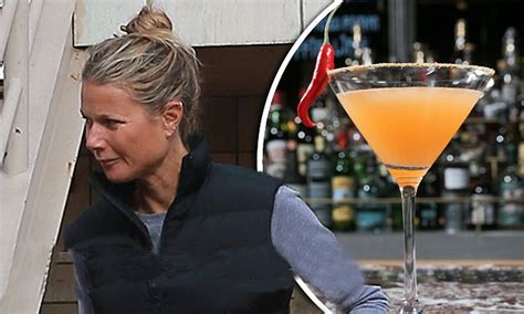 Make Up Free Gwyneth Paltrow Shows Off Her Trim Figure Daily Mail Online