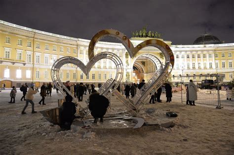 Вандалы осквернили инсталляцию Санкт Петербург и Мариуполь на Дворцовой площади Лента