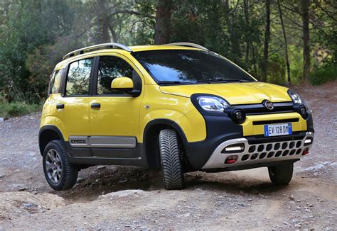 Fiat panda 4×4 kardeşlerinden oldukça farklı bir otomobil. Fiat Panda Cross, un piccolo grande successo
