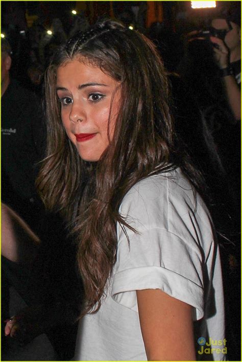 Selena Gomez Surprised By Fans In Montreal Video Photo 590848 Photo Gallery Just Jared Jr