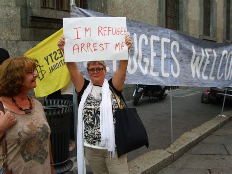 Il consolato trattiene 1 fotocopia di tutto fronteretro; Protesta davanti al consolato ungherese a Milano