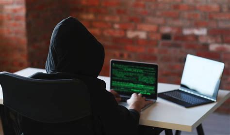 Qual a diferença entre hacker e cracker