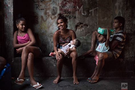 Hard Life Smiles In Abandoned Rio Building — Ap Photos