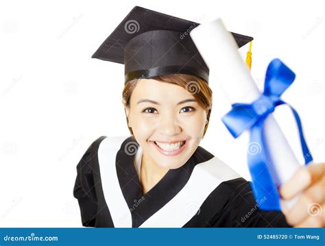 gelukkig jong vrouw het een diploma behalen holdingsdiploma stock foto image of diploma